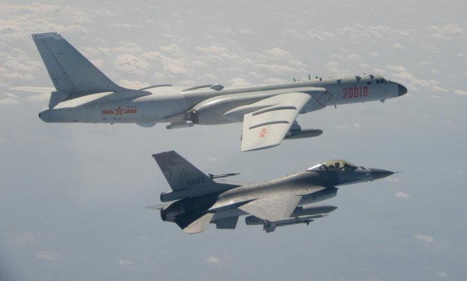 Tiêm kích F-16 Đài Loan bám theo oanh tạc cơ Trung Quốc ở phía nam hòn đảo hồi năm 2020. Ảnh: Reuters