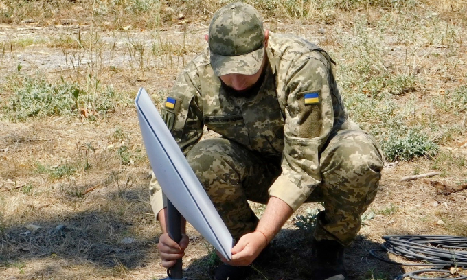 Binh sĩ Ukraine lắp đạt thiết bị thu phát đầu cuối Starlink. Ảnh: BQP Ukraine