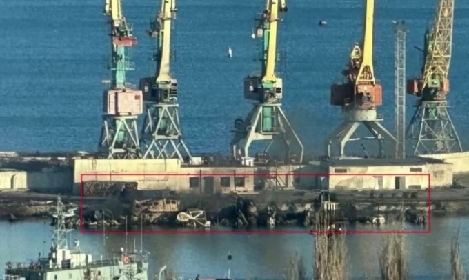 Các mảnh vỡ được cho là của tàu Novocherkassk sau vụ không kích hôm 26/12/2023. Ảnh: Pravda