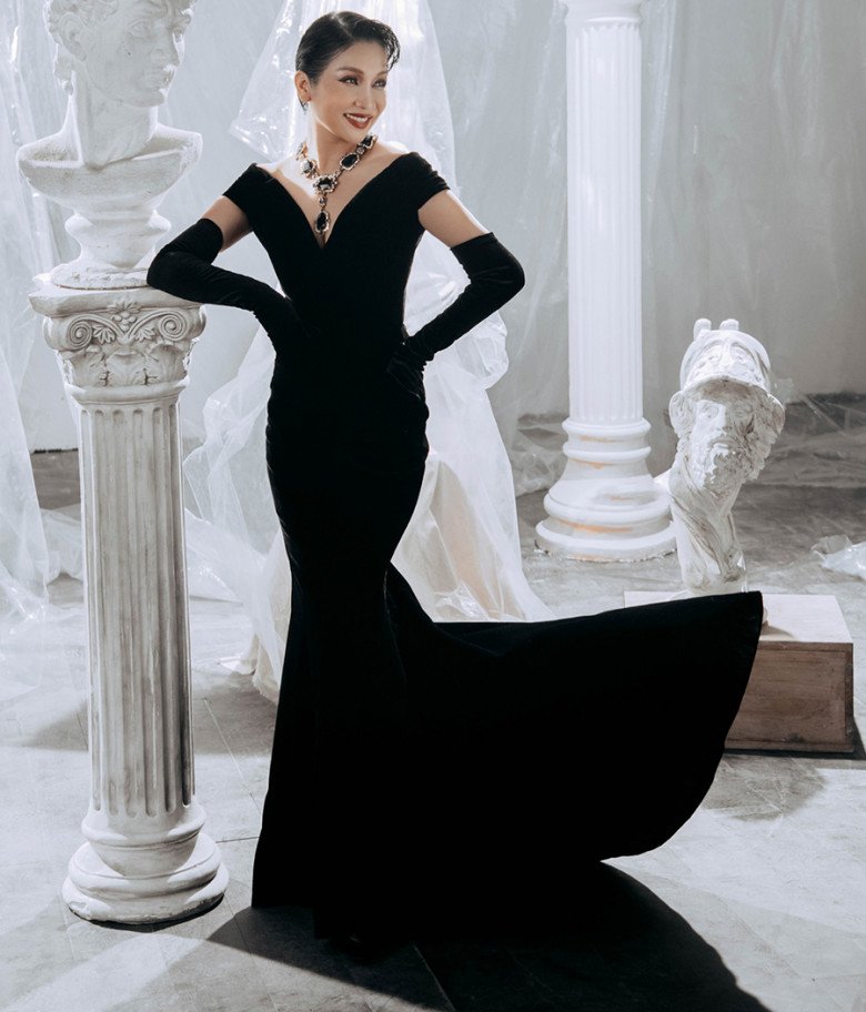 Cùng nhau xuất hiện trên trang bìa tạp chí cùng 29 chị đẹp còn lại, diva Mỹ Linh chọn chiếc đầm màu đen ôm sát tôn đường cong hình thể, thiết kế bẹt vai và khoét ngực sâu để tăng độ sexy.