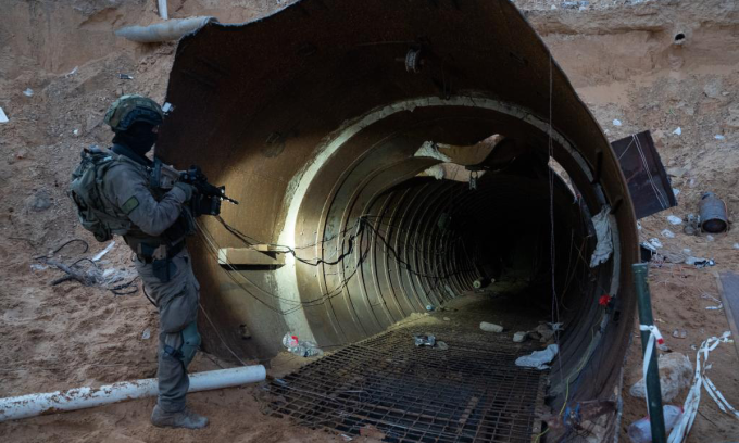 Quân đội Israel phát hiện lối vào đường hầm của Hamas ở miền bắc Gaza tháng 12/2023. Ảnh: IDF