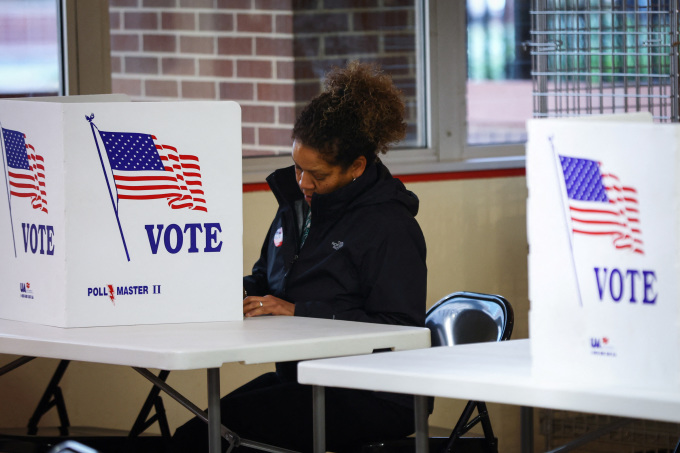 Cử tri da màu điền phiếu bầu tại một điểm bỏ phiếu ở Harrisburg, bang Pennsylvania, Mỹ hồi tháng 11/2022. Ảnh: Reuters