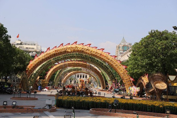 Lộ diện linh vật rồng khổng lồ trên đường hoa Nguyễn Huệ - Ảnh 4.