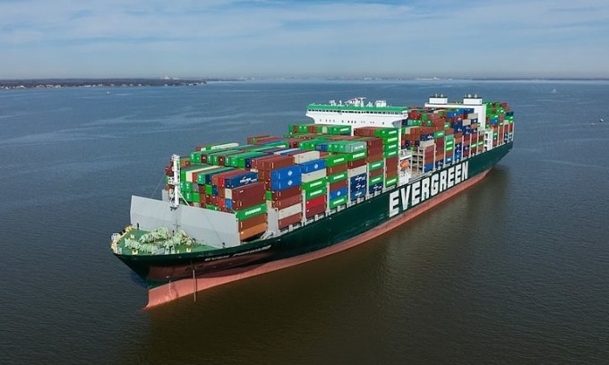 Một tàu container của Evergreen ngoài khơi bang Maryland (Mỹ). Ảnh: Reuters