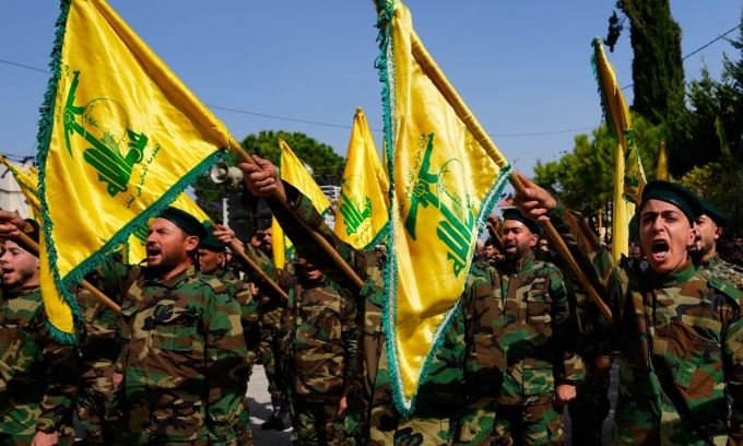 Các thành viên Hezbollah tham dự đám tang của một thành viên khác thiệt mạng vì pháo kích của Israel, ở miền nam Lebanon, hồi tháng 10/2023. Ảnh: AP