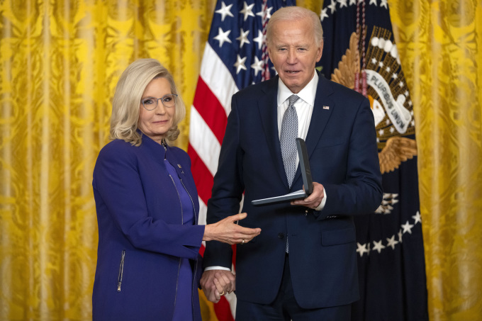 Tổng thống Joe Biden trao huân chương cho cựu nghị sĩ Liz Cheney tại Nhà Trắng ngày 2/1. Ảnh: AP