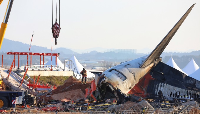 Hiện trường tai nạn máy bay Jeju Air tại sân bay Muan ngày 3/1. Ảnh: AFP