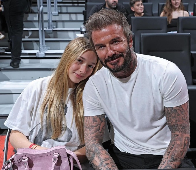 David Beckham và con gái út diện đồ đồng điệu. Harper