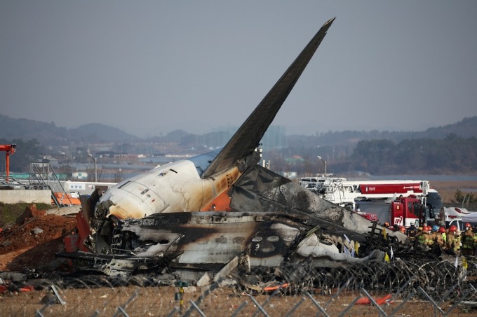 Phi cơ của Jeju Air cháy rụi sau tai nạn ở Muan, Hàn Quốc ngày 29/12. Ảnh: Yonhap