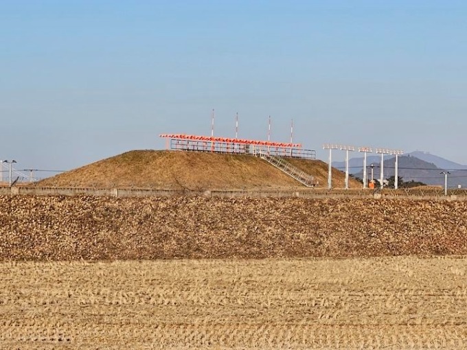 [Yeosu=Newsis] Localizer (landing guidance device) installed at the end of the Yeosu Airport runway. (Photo=provided by reader) 2024.01.02.photo@newsis.com*Resale and DB prohibited