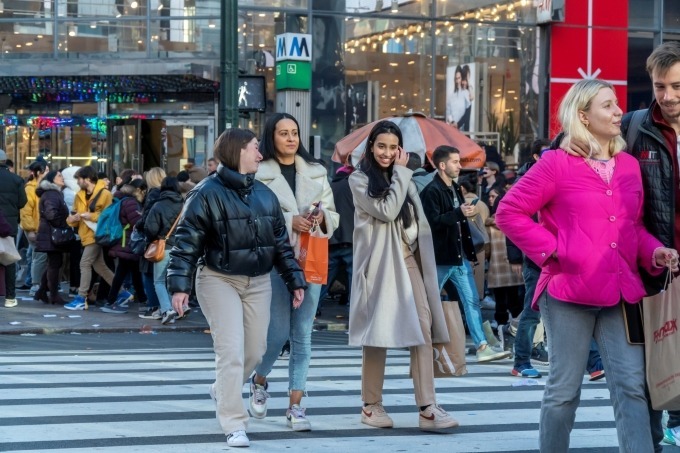 Bên ngoài một trung tâm thương mại ở New York (Mỹ) dịp Blak Friday. Ảnh: Reuters