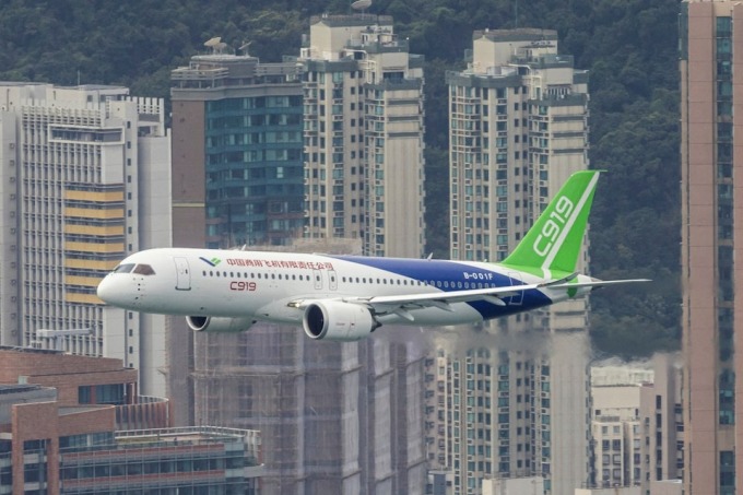 Chiếc C919 trong một chuyến bay thử nghiệm sang Hong Kong hồi tháng 12/2023. Ảnh: Reuters