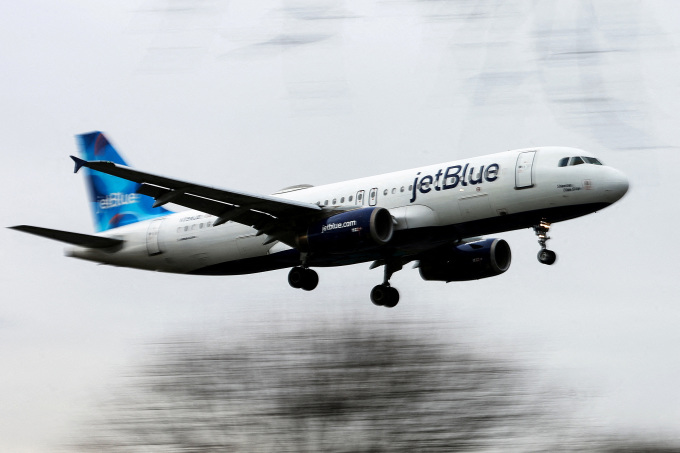 Máy bay JetBlue hạ cánh tại sân bay Laguardia, New York, Mỹ, ngày 11/1/2023. Ảnh: Reuters