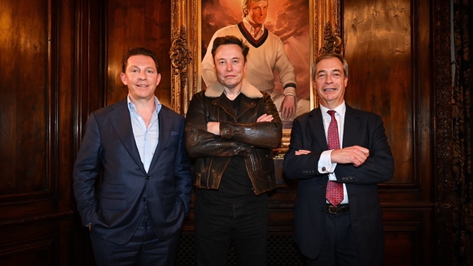 Elon Musk (giữa) và lãnh đạo đảng Cải cách Anh Farage (phải). Ảnh: Reform UK