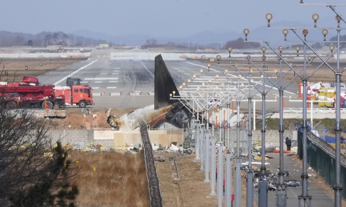 Hiện trường vụ tai nạn máy bay của hãng hàng không Jeju Air tại sân bay Muan, Hàn Quốc, ngày 31/12/2024. Ảnh: AP