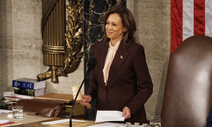 Phó tổng thống Kamala Harris chủ trì phiên họp kiểm phiếu đại cử tri của quốc hội ngày 6/1. Ảnh: Reuters