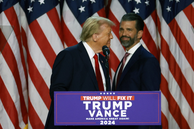 Ông Donald Trump (trái) và con trai lớn Donald Trump Jr. tại West Palm Beach, Florida ngày 6/11. Ảnh: AFP