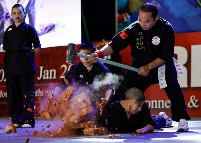 Ni cô biểu diễn võ thuật trong sự kiện ở Kathmandu, Nepal ngày 30/12/2024. Ảnh: Reuters