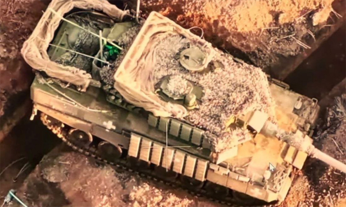 Xe tăng Leopard 2A4 mắc kẹt trong chiến hào của Ukraine gần Pokrovsk, tỉnh Donetsk trong ảnh công bố ngày 5/1. Ảnh: Lost Amour