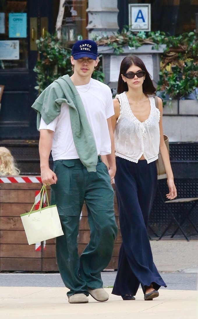 Austin Butler vào con gái siêu mẫu Cindy Crawford dạo phố New York hồi tháng 8/2024. Ảnh: Backgrid