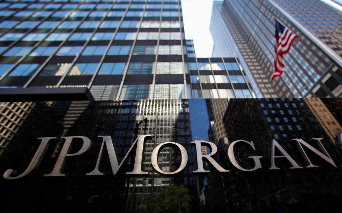 Một biển báo bên ngoài trụ sở JP Morgan Chase & Co tại New York, 19/9/2013. Ảnh: Reuters