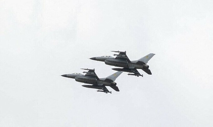 Hai chiếc F-16 trong lô đầu tiên Ukraine tiếp nhận từ phương Tây ngày 4/8/2024. Ảnh: AFP