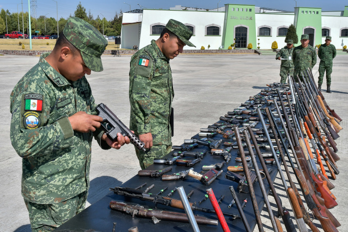 Quân đội Mexico tiêu hủy những khẩu súng tịch thu từ băng đảng tội phạm hồi năm 2023. Ảnh: AFP