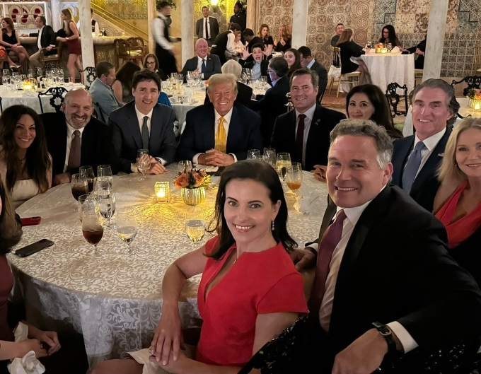 Thủ tướng Canada Justin Trudeau (giữa) dự buổi tiệc ở Mar-a-Lago vào ngày 30/11/2024. Ảnh: Facebook/Kimberly Guilfoyle