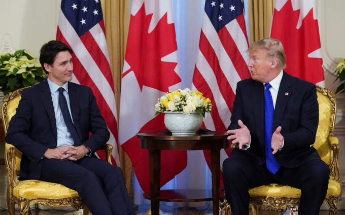 Tổng thống Mỹ Donald Trump (phải) và Thủ tướng Canada Justin Trudeau gặp bên lề hội nghị thượng đỉnh NATO tại London, Anh tháng 12/2019. Ảnh: Reuters