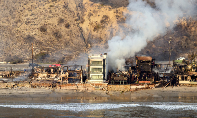 Những ngôi nhà bị thiêu rụi trong đám cháy ở Malibu, hạt Los Angeles, bang California ngày 9/1. Ảnh: AFP