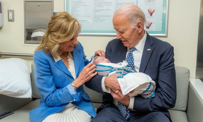 Vợ chồng Tổng thống Joe Biden bế chắt đầu tiên ở Los Angeles hôm 8/1. Ảnh: Instagram/flotus