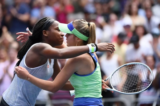 Kenin (phải) loại Gauff ở Australia Mở rộng 2020, trên đường vô địch. Ảnh: Reuters