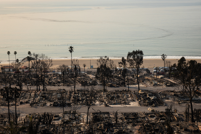 Những ngôi nhà bị phá hủy trong đám cháy Palisades ở hạt Los Angeles ngày 10/1. Ảnh: AFP