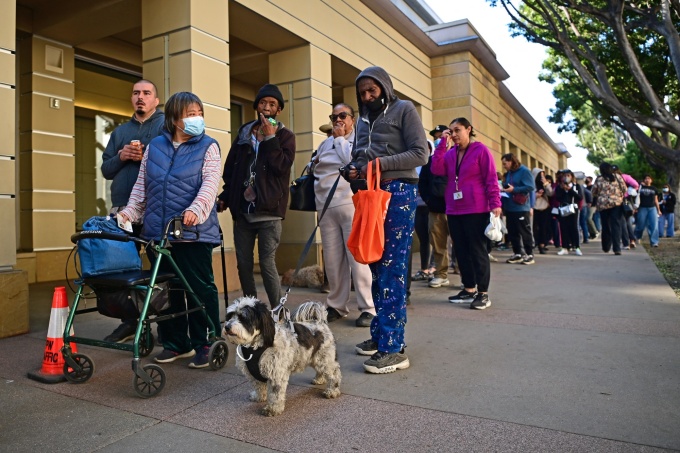 Người dân tại trung tâm sơ tán ở thành phố Pasadena, California ngày 10/1. Ảnh: AFP