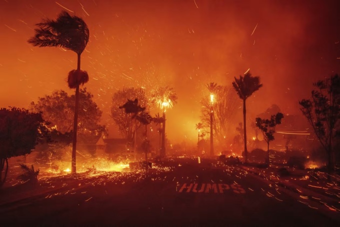 Một góc khu phố giàu có Pacific Palisades ở Los Angeles, bang California chìm trong biển lửa ngày 7/1. Ảnh: AP