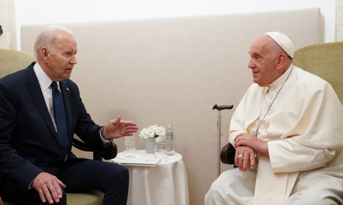 Tổng thống Mỹ Joe Biden (trái) gặp Giáo hoàng Francis tại Savelletri, Puglia, Italy, tháng 6/2024. Ảnh: AP