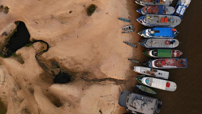 Boats moored on the dry banks of the Rio Amazonas in Santarem, Para state, Brazil, October 8, 2024. Ảnh: Reuter