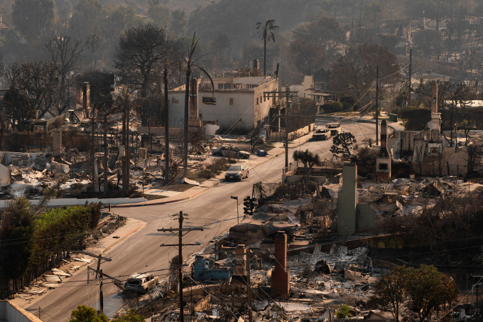 Các căn nhà bị cháy tại khu vực Pacific Palisades (Los Angeles). Ảnh: Reuters