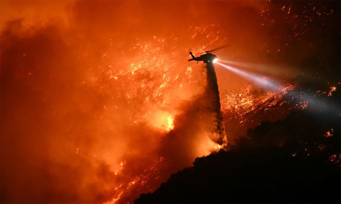 Trực thăng cứu hỏa dập lửa tại Los Angeles, California, Mỹ ngày 11/1. Ảnh: AFP