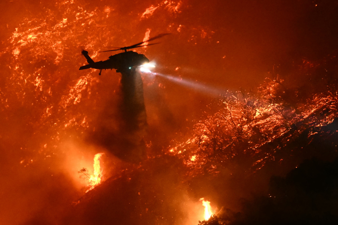 Trực thăng cứu hỏa giội nước xuống đám cháy ở California ngày 11/1. Ảnh: AFP