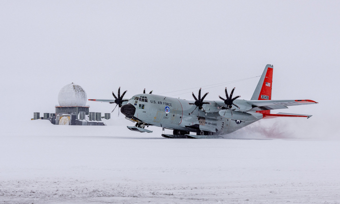 Vận tải cơ LC-130 của Mỹ hạ cánh tại đảo Greenland, Đan Mạch tháng 5/2024. Ảnh: USAF