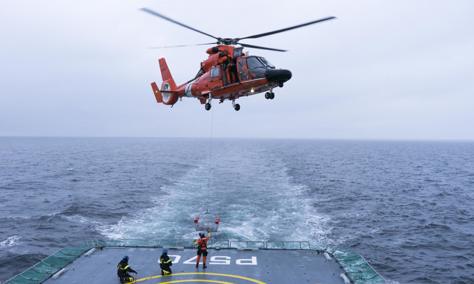 Trực thăng tham gia buổi huấn luyện giữa tàu tuần duyên Mỹ USCGC Campbell  và tàu tuần tra HDMS Knud Rasmussen của Đan Mạch gần Greenland tháng 9/2020. Ảnh: USCGC