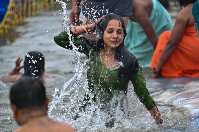 Các tín đồ Hindu tắm ở sông Sangam, thành phố Prayagraj, ngày 13/1. Ảnh: AFP