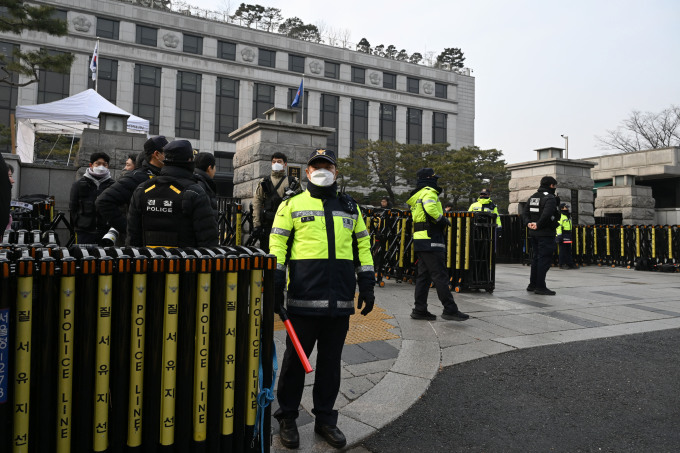 Cảnh sát đứng gác bên ngoài Tòa án Hiến pháp ở thủ đô Seoul, Hàn Quốc, ngày 14/1. Ảnh: AFP