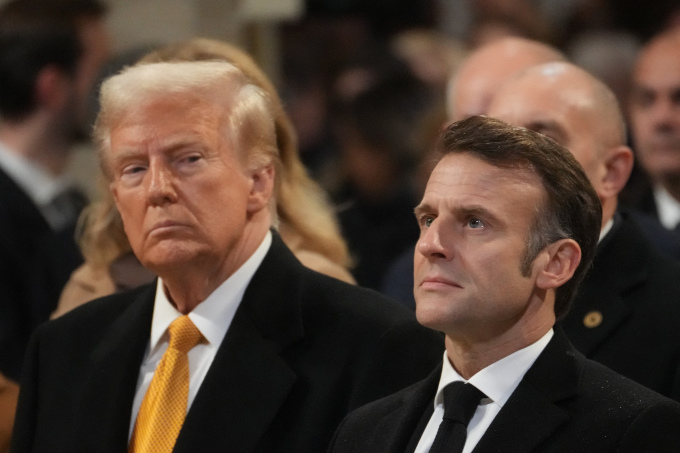 Tổng thống đắc cử Mỹ Donald Trump đứng cạnh Tổng thống Pháp Emmanuel Macron trong buổi lễ khánh thành lại Nhà thờ Đức Bà Paris tháng 12/2024. Ảnh: AFP