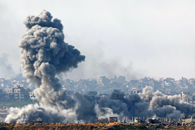 Những cột khói bốc lên từ các vụ nổ ở phía bắc Dải Gaza ngày 14/1. Ảnh: AFP