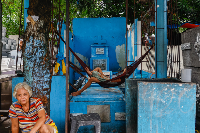 Người dân Philippines sinh hoạt, chung sống cạnh mộ ở nghĩa trang Manila North, tháng 9/2024. Ảnh: AFP