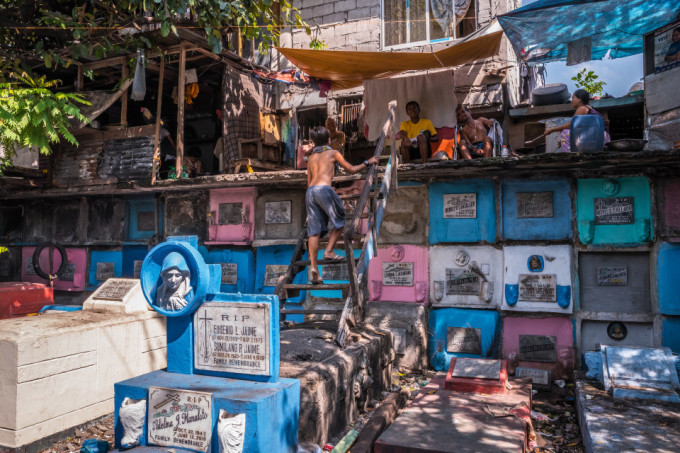 Những căn lán dựng trên mộ xếp tầng ở nghĩa trang Manila North, Philippines. Ảnh: AFP