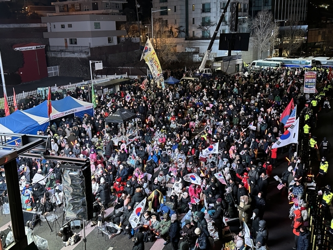 Người ủng hộ ông Yoon tụ tập bên ngoài dinh tự ở Seoul, ngày 15/1. Ảnh: Korea Herald