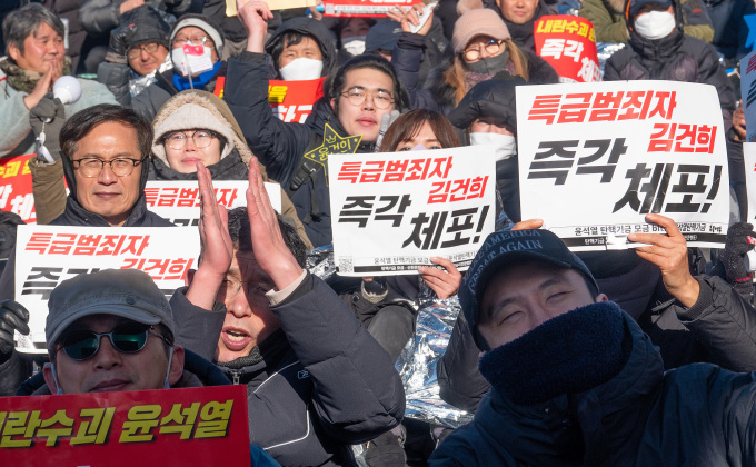 Người biểu tình phản đối ông Yoon ăn mừng bên ngoài dinh thự ở Seoul, ngày 15/1. Ảnh: Reuters